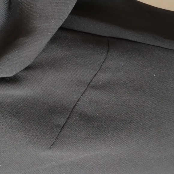 Tahari black long sleeve dress Sz 8 Beautiful design, long expose zipper in back - Picture 10 of 15